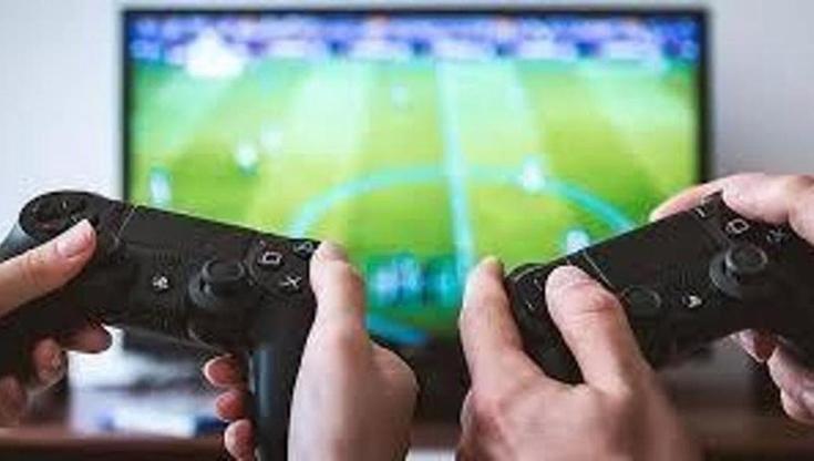 Immagine del post 7944 - Bari Si conoscono nella chat di un videogame e si scambiano foto intime: indagato un ragazzino di 15 anni - Bari