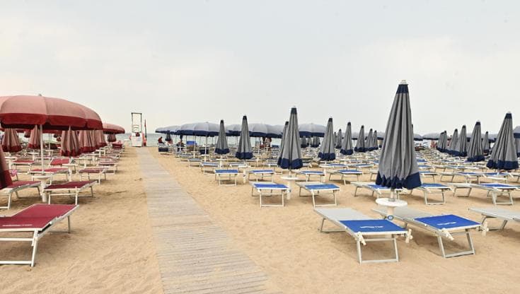 Immagine del post 21221 - Bari Gallipoli regina dei rincari per l'estate 2026: +10% per lettino e ombrellone. Ma i balneari negano - Bari
