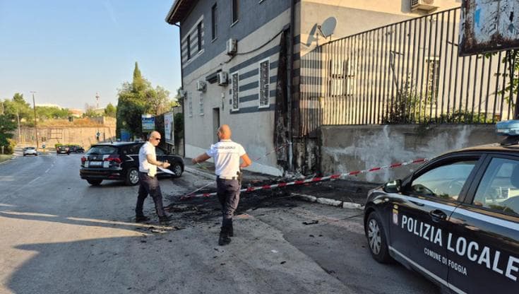Immagine del post 21202 - Bari Foggia, auto si schianta contro una casa e prende fuoco: feriti 4 ventenni. Poteva essere una strage - Bari