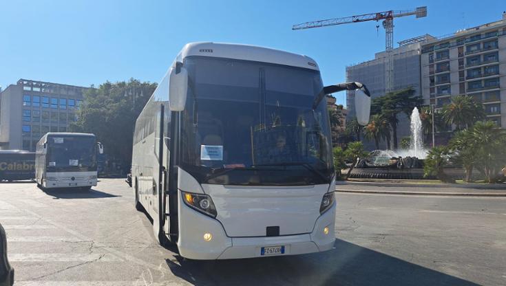 Treni Bari-Taranto, la linea è sospesa per lavori. I pendolari: “Bus in ritardo e troppo pieni” - Bari