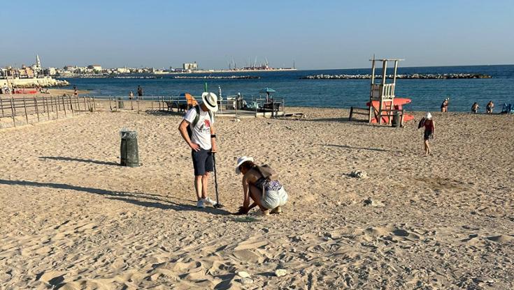 Bari, in spiaggia con il metal detector: a Pane e pomodoro ogni mattina caccia ai tesori smarriti - Bari