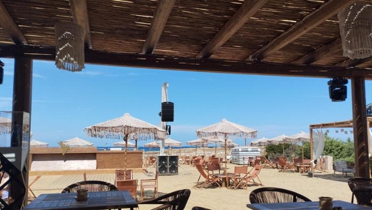 Ostuni, in spiaggia il White bar ristorante autorizzato della Zes: protestano gli ambientalisti - Bari