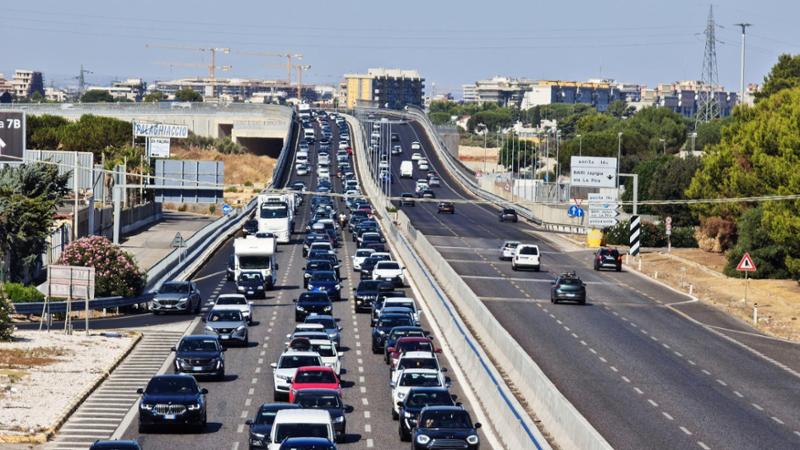 Vacanze, in Puglia giornata da bollino nero: sulla statale 16 direzione sud lunghe code già da Bari - Bari