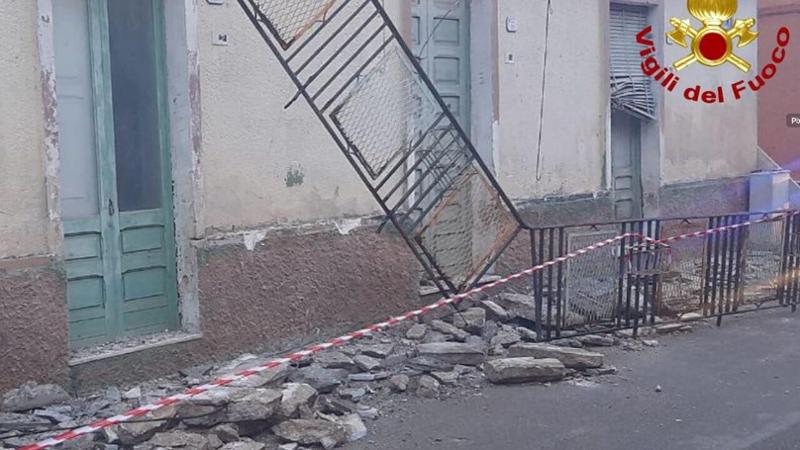 Salento, tragedia sfiorata: balcone crolla e finisce in strada. Nessun ferito - Bari