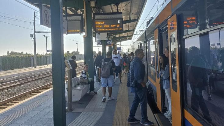 Immagine del post 25585 - Bari Venerdì nero sulla Lecce-Bari per guasto a un treno: ritardi e cancellazioni. “È sempre peggio” - Bari