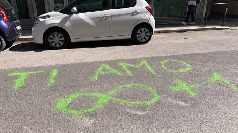 Immagine del post 25591 - Bari “Ti amo” con il simbolo dell’infinito più uno, la scritta sull’asfalto a Bari diventa virale - Bari