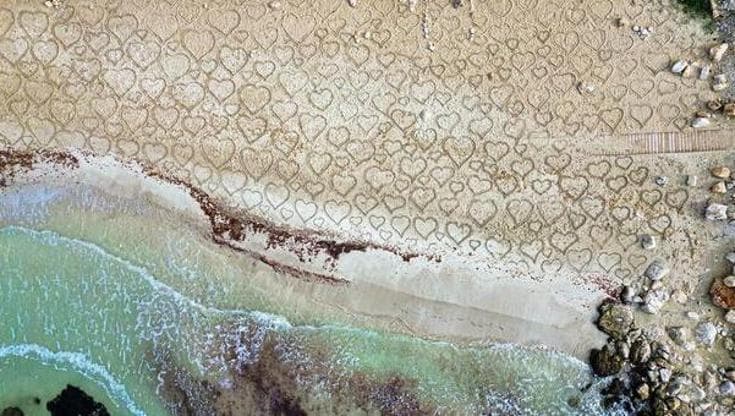 Ha disegnato centinaia di cuori sulla spiaggia, papà ultrà racconta: "Atto d'amore per mia figlia” - Bari
