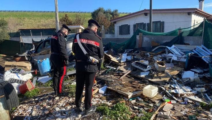Immagine del post 13381 - Bari Discarica abusiva scoperta a Carbonara, denunciati in due: tra i rifiuti vernice e carcasse d’auto - Bari