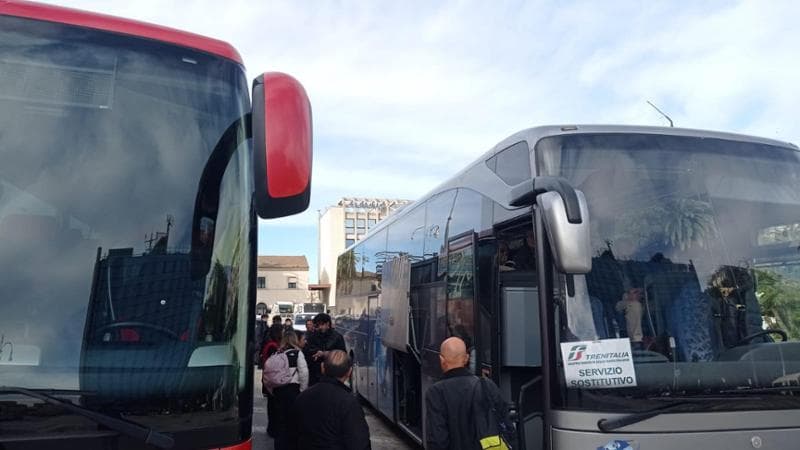 Immagine del post 16737 - Bari Sul pullman per Bari coi fuorisede: “Da Taranto ci vogliono 3 ore ma prof giustificano i ritardi” - Bari