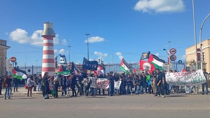 Immagine del post 16738 - Bari Sciopero e manifestazioni per Gaza nei porti, a Bari scontro sul no al presidio: “Negato un diritto” - Bari