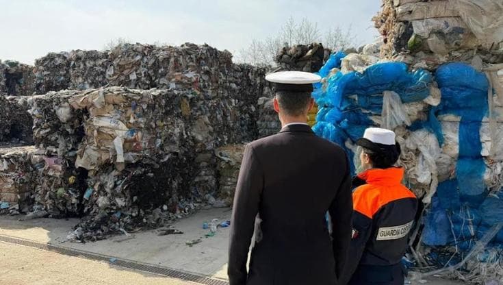 Immagine del post 17827 - Bari Nel porto di Bari tonnellate di rifiuti partiti dalla Calabria e diretti in Grecia: sei indagati - Bari