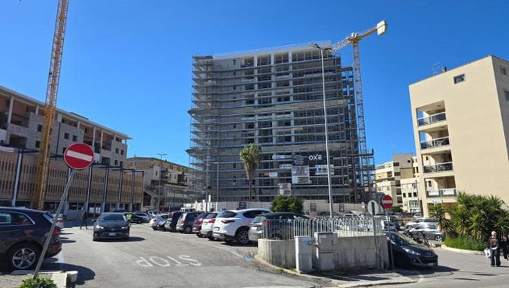 Immagine del post 17830 - Bari Matera, sigilli al cantiere del “Giardino verticale”: due piani in più. Secondo caso in pochi giorni - Bari