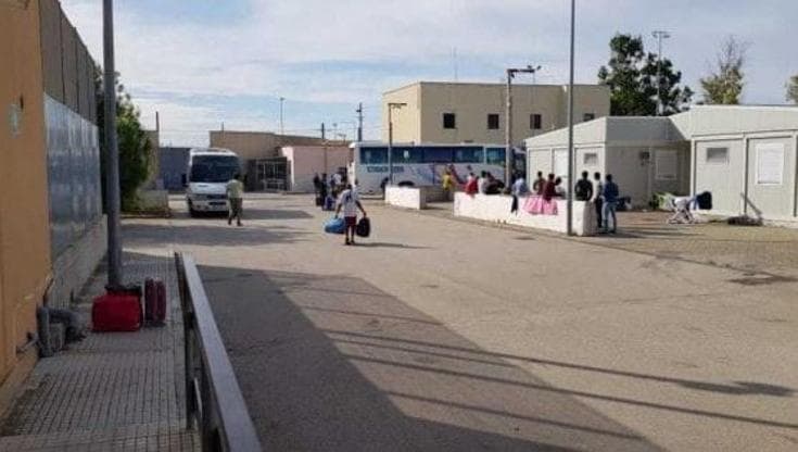 Migrante muore nel Cpr di Restinco, disposta autopsia. “Nascosto durante visita di parlamentare pd” - Bari