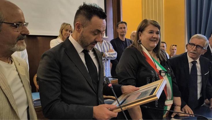 Immagine del post 7987 - Bari Foggia, Roberto De Zerbi cittadino onorario: “Meglio di un trofeo. Amo questa città e la sua gente” - Bari