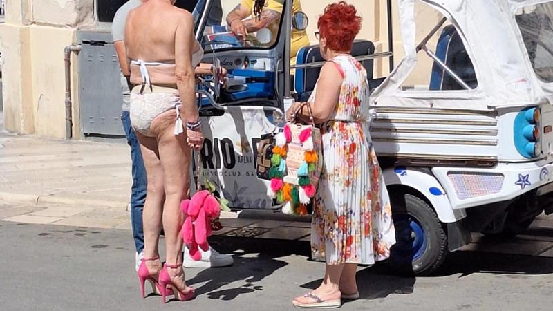 Immagine del post 7973 - Bari Gallipoli, turista in bikini e tacchi per le strade. L’ira del sindaco: “Multe a chi gira seminudo” - Bari
