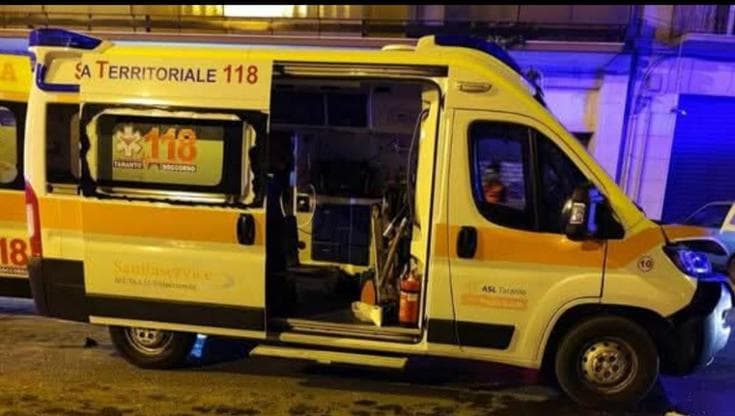 Taranto, scontro fra auto e ambulanza: muore donna di 91 anni che era a bordo in arresto cardiaco - Bari