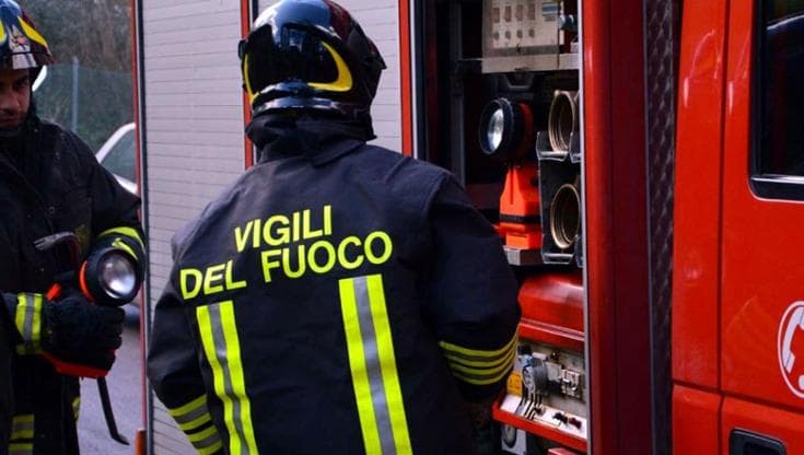 Immagine del post 21267 - Bari Lecce, bambino nota una ragazza sulla ringhiera del balcone e avverte il papà: salvata ventenne - Bari