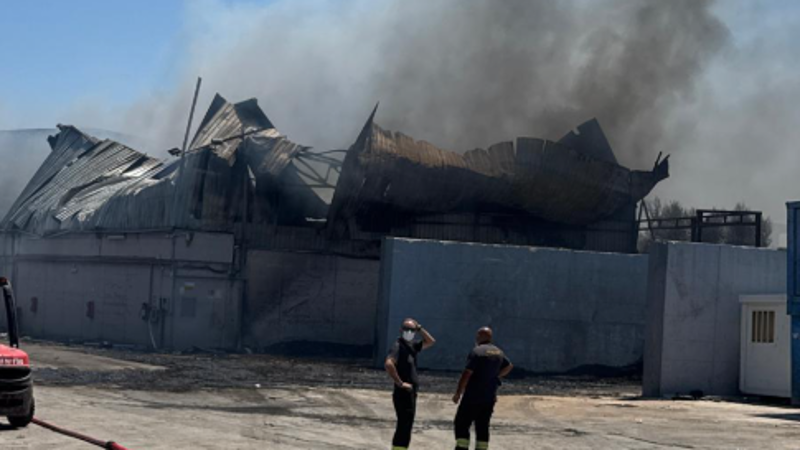 Immagine del post 9202 - Bari Fasano, da oltre 30 ore in fiamme l’azienda rifiuti. Verifica dell’Arpa sulla qualità dell’aria - Bari