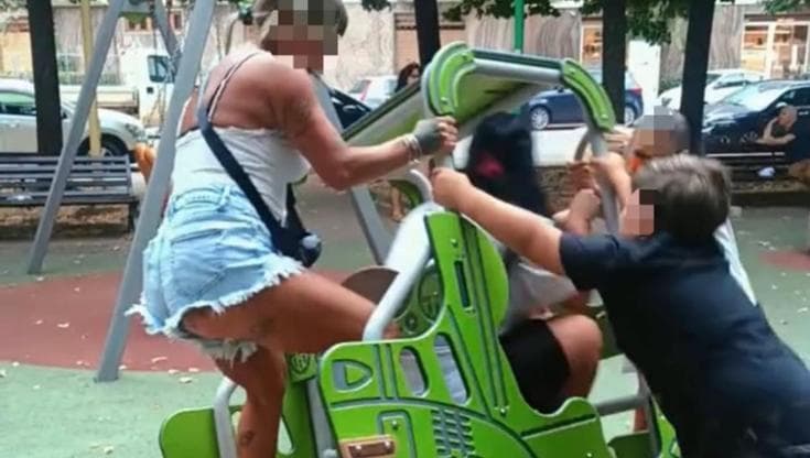 Immagine del post 22371 - Bari Terlizzi, distruggono giostrina e postano video. Il sindaco: “Non faccio finta di nulla, denuncio” - Bari