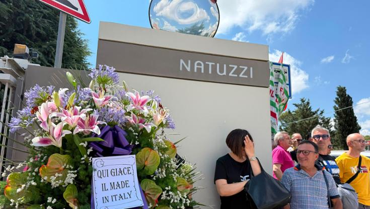 Fiori funebri davanti allo stabilimento Natuzzi in chiusura: “Qui giace il Made in Italy” - Bari