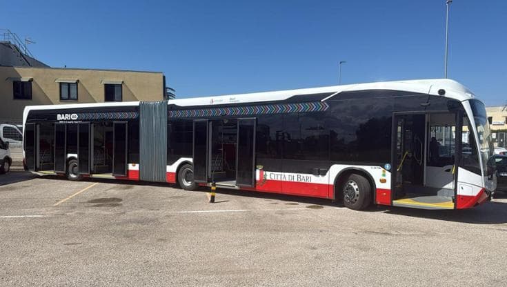 Brt, due nuovi bus per la linea Blu bis che arriverà a San Girolamo: “Sarà collegata al park&train” - Bari