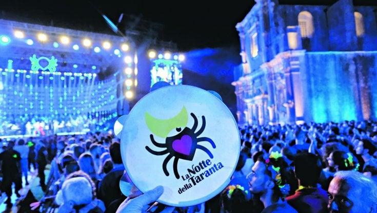 Notte della taranta, spettatori con balli e tamburelli bloccano il primo concerto del cartellone - Bari