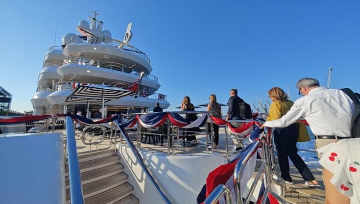 Immagine del post 23551 - Bari Attracca lo yacht dell’ambasciatore Usa, vip baresi in coda per il brindisi tra piscine e elicottero - Bari