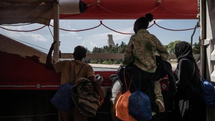 Arrivati a Brindisi i migranti salvati dalla Ocean Viking. Tra loro una bambina di sette anni - Bari