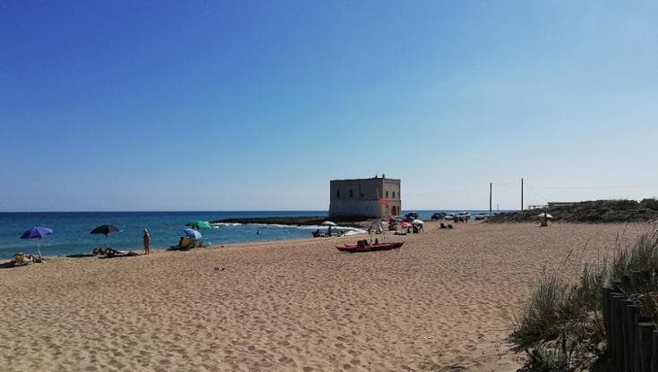 Ostuni, violentata e derubata mentre passeggia in spiaggia dopo il lavoro. Caccia allo stupratore - Bari