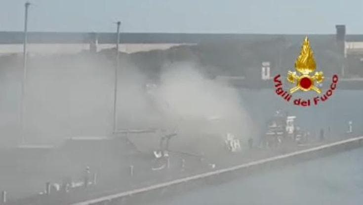 Immagine del post 25622 - Bari Incendio su yacht di 30 metri nel porto, paura a Brindisi. Fumo visibile a chilometri di distanza - Bari