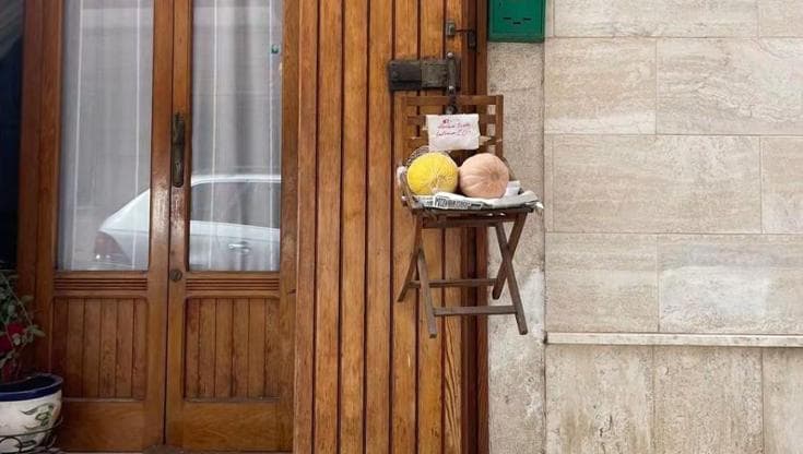 Immagine del post 25628 - Bari Ecco il melone sospeso. L’idea per evitare le multe da 5mila euro per occupazione di suolo pubblico - Bari
