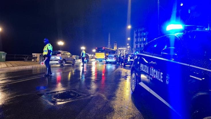 Bari, travolto da un’auto sul lungomare mentre attraversa: un uomo di 70 anni in prognosi riservata - Bari