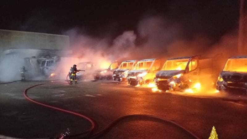 Immagine del post 13434 - Bari Maxi rogo in azienda di raccolta rifiuti a Noicattaro: distrutti dieci mezzi. Ipotesi dolo, indagini - Bari