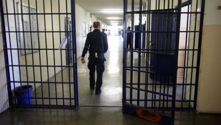 Si uccide in carcere a 25 anni, indagine per istigazione al suicidio. I familiari: “Era tranquillo” - Bari