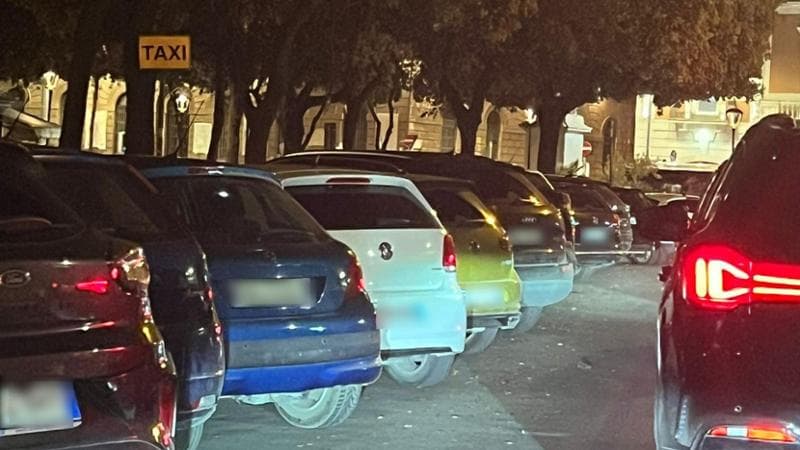 A Bari auto parcheggiate negli stalli dei taxi: “Accade ogni weekend, così non possiamo lavorare” - Bari