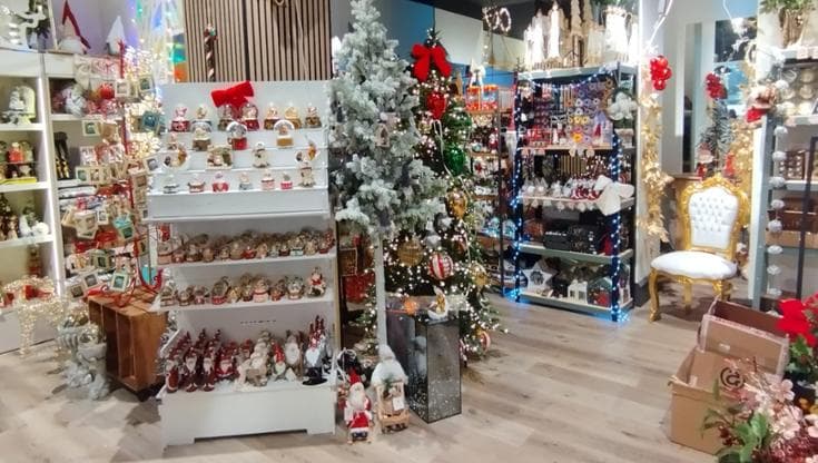 Immagine del post 14542 - Bari I temporary store di Natale a Bari: da luci e addobbi per gli alberi ai gadget solidali di Emergency - Bari