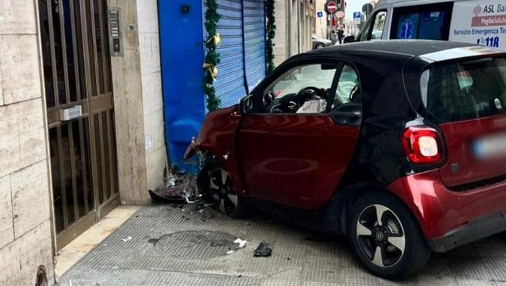 Immagine del post 15597 - Bari Finisce con l’auto contro la serranda di un negozio: l’incidente in via Trevisani a Bari - Bari