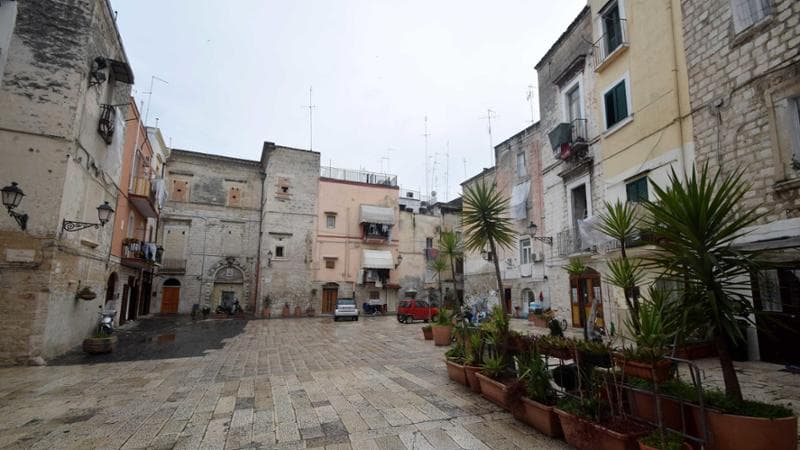 Immagine del post 1360 - Bari Bari vecchia, fuga continua di residenti: ormai dimezzati. Il parroco: “Qui è tutto per i turisti” - Bari