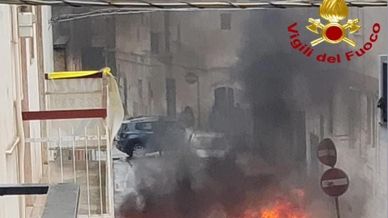 Immagine del post 16823 - Bari Gioia del Colle, auto in corsa prende fuoco e l’incendio divampa: due mezzi distrutti - Bari