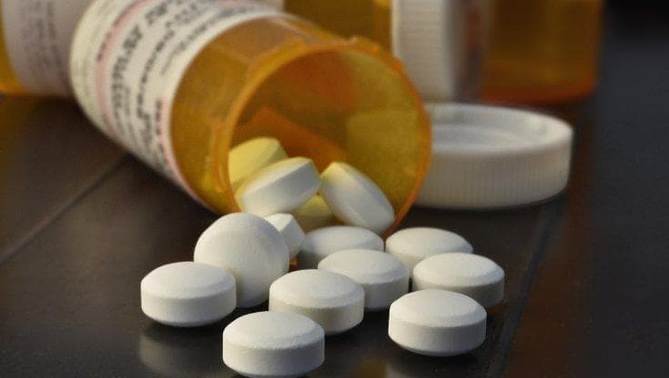 Benzodiazepine alla moglie per controllarle il telefono: medico condannato a 4 anni e 6 mesi a Lecce - Bari
