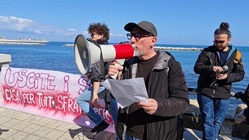 Immagine del post 3191 - Bari Bari, protesta per il diritto alla casa: “Oltre 2.000 domande di alloggi, gli sfratti aumentano” - Bari