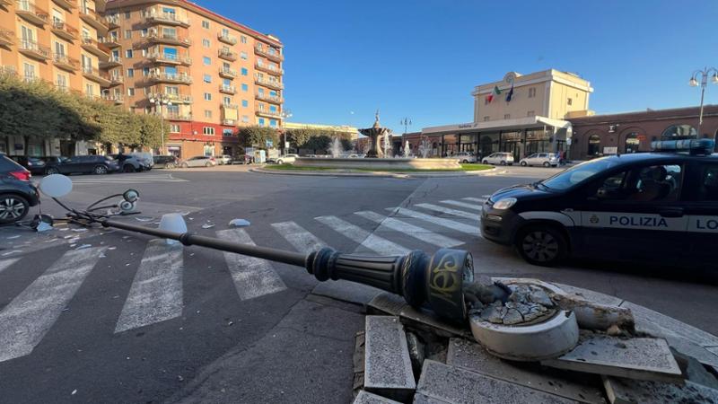 Immagine del post 3214 - Bari Cade lampione colpito da betoniera: tragedia sfiorata a pochi metri dalla stazione di Barletta - Bari
