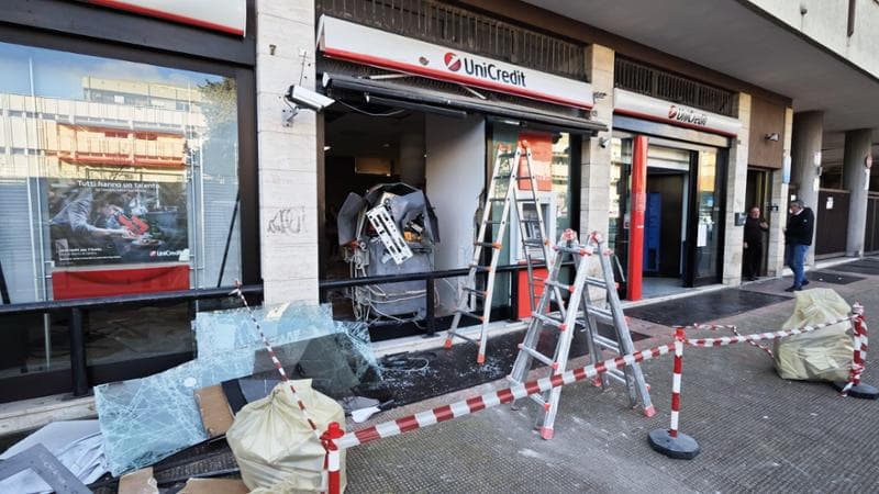 Immagine del post 3154 - Bari Bari, assalto al bancomat con esplosivo: sventrato lo sportello Unicredit in viale Einaudi - Bari