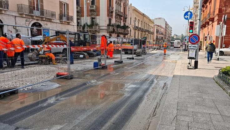 Rottura di una tubatura idrica nel cantiere Enel: allagato un tratto di corso Vittorio Emanuele - Bari