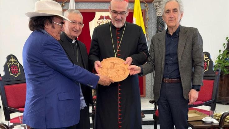 Al Bano in Terra Santa dona al Patriarca Pizzaballa il Medaglione della Pace: “Coltiviamo speranza” - Bari
