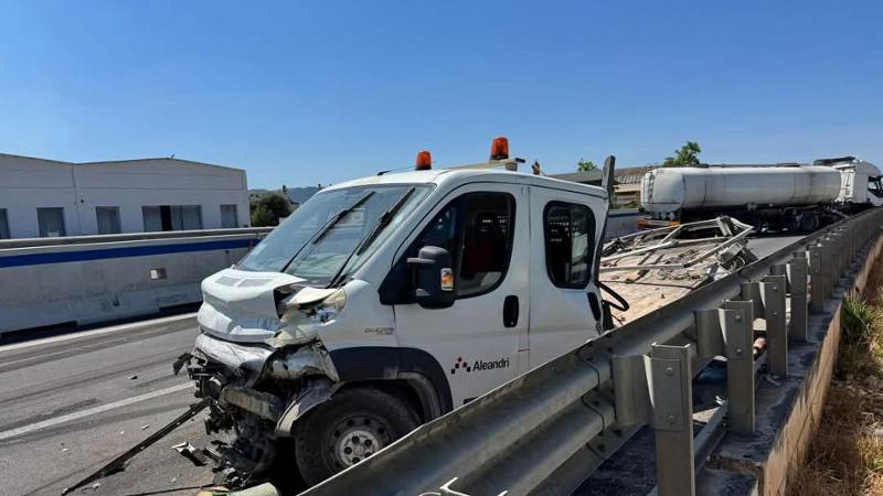Immagine del post 8046 - Bari Scontro tra furgone e cisterna a Fasano: Statale 16 per Bari bloccata tre ore. C’è un ferito - Bari