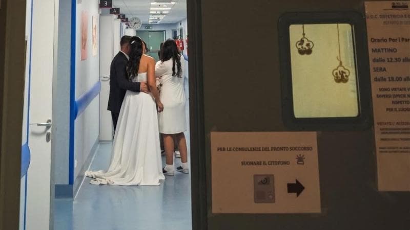 In abito da sposa in corsia per conoscere figlio della testimone: è nato la notte prima delle nozze - Bari