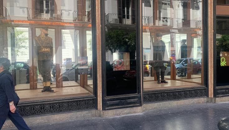 A Palazzo Mincuzzi si riempiono di nuovo le vetrine: c’è la mostra di uniformi dei carabinieri - Bari