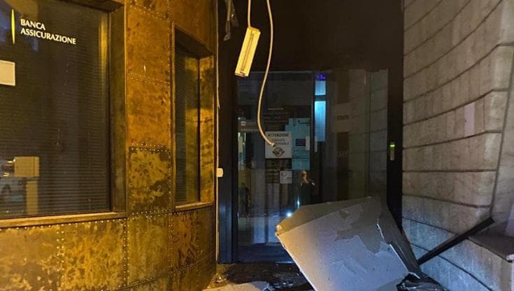 Canosa, paura all’alba: bomba per l’assalto al bancomat. Vigilante mette in fuga la banda - Bari