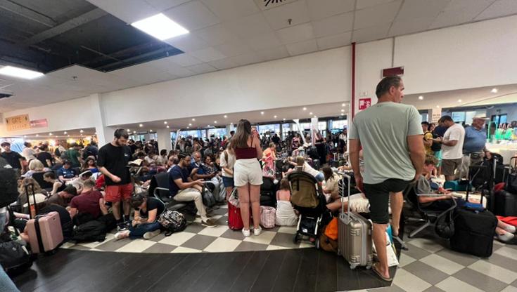 Immagine del post 9225 - Bari Volo Ryanair Pisa-Bari ritarda, un’addetta ai passeggeri: “Non vi lamentate quando pagate 20 euro” - Bari